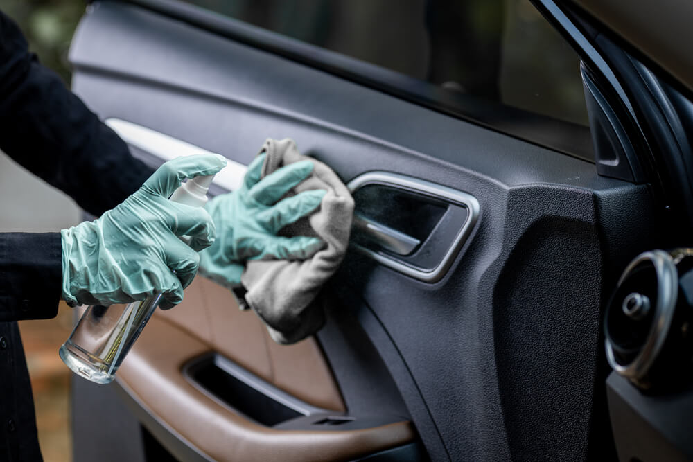 hand desinfecting car door how to desinfect your car