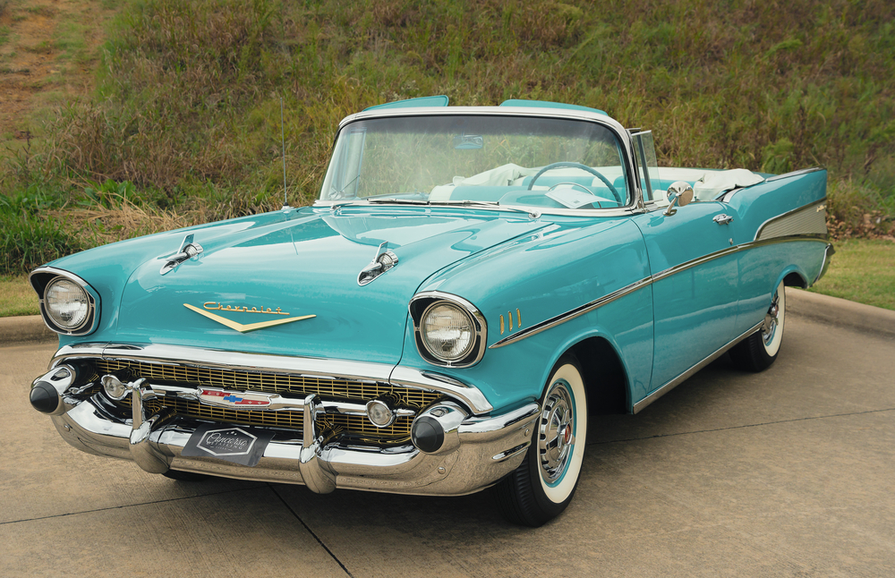Westlake,,Texas,-,October,21,,2017:,Front,Side,View,Of blue classic car