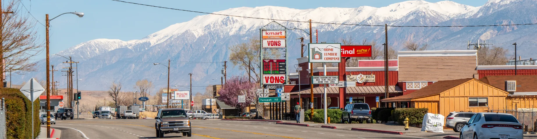 Eureka Springs, Arkansas, USA - July 5, 2021: Historic downtown Eureka Springs, AR, with boutique shops and famous buildings – Home Insurance in Arkansas