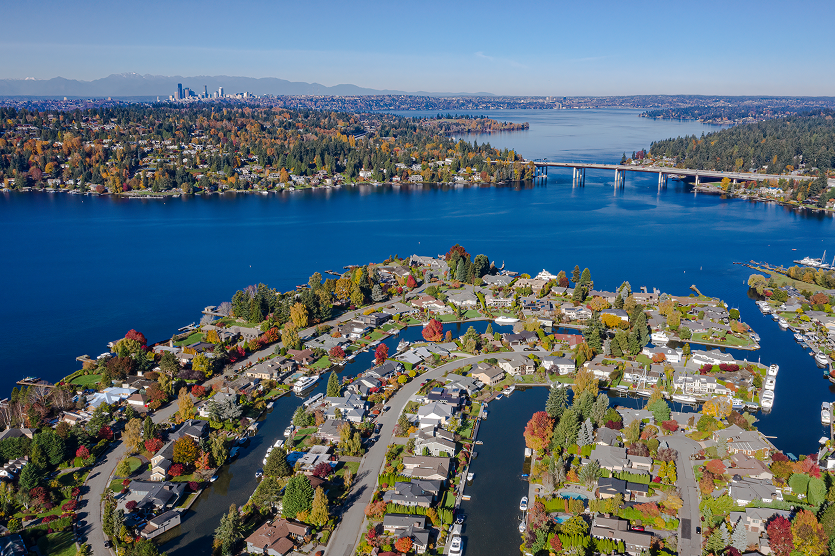 Bellevue. Newport Shores neighborhood, Lake Washington and floating bridge in autumn, with Seattle in distance – home insurance with top-rated carriers in Washington.