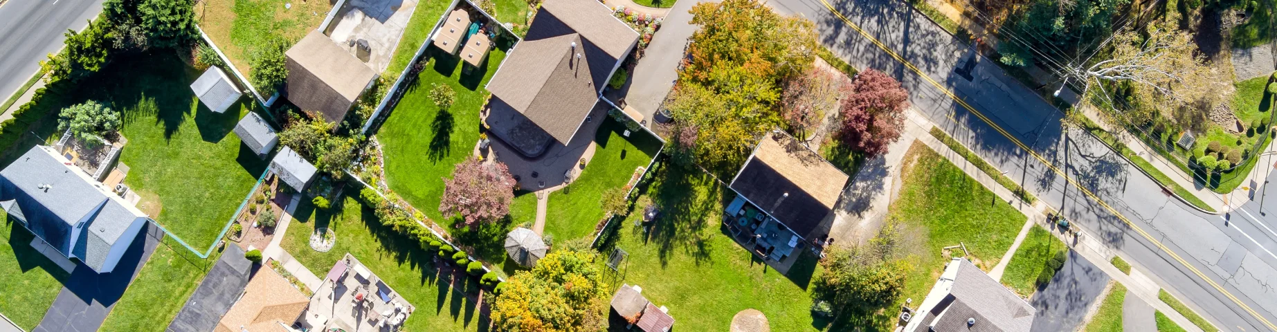 Aerial view of private houses with rooftop view at small American town community in New Jersey, USA – Homeowners insurance in New Jersey.